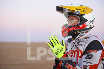 2022-01-05 - Rodrigues Joaquim (prt), Hero Motorsports Team Rally, Hero 450 Rally, Moto, W2RC, Motul, portrait at the start, DSS during the Stage 4 of the Dakar Rally 2022 between Al Qaysumah and Riyadh, on January 5th 2022 in Riyadh, Saudi Arabia - STAGE 4 OF THE DAKAR RALLY 2022 BETWEEN AL QAYSUMAH AND RIYADH - RALLY - MOTORS