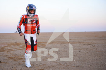 2022-01-05 - Sanders Daniel (aus), GasGas Factory Racing, KTM 450 Rally Factory Replica, Moto, W2RC, portrait at the start, DSS during the Stage 4 of the Dakar Rally 2022 between Al Qaysumah and Riyadh, on January 5th 2022 in Riyadh, Saudi Arabia - STAGE 4 OF THE DAKAR RALLY 2022 BETWEEN AL QAYSUMAH AND RIYADH - RALLY - MOTORS