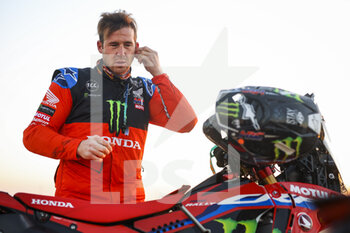 2022-01-05 - Brabec Ricky (usa), Monster Energy Honda Team 2022, Honda CRF 450 Rally, Moto, W2RC, Motul, portrait at the start, DSS during the Stage 4 of the Dakar Rally 2022 between Al Qaysumah and Riyadh, on January 5th 2022 in Riyadh, Saudi Arabia - STAGE 4 OF THE DAKAR RALLY 2022 BETWEEN AL QAYSUMAH AND RIYADH - RALLY - MOTORS