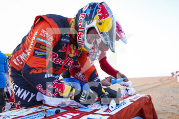 2022-01-05 - Price Toby (aus), Red Bull KTM Factory Racing, KTM 450 Rally Factory Replica, Moto, W2RC, portrait at the start, DSS during the Stage 4 of the Dakar Rally 2022 between Al Qaysumah and Riyadh, on January 5th 2022 in Riyadh, Saudi Arabia - STAGE 4 OF THE DAKAR RALLY 2022 BETWEEN AL QAYSUMAH AND RIYADH - RALLY - MOTORS