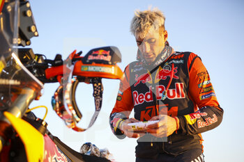 2022-01-05 - Benavides Kevin (arg), Red Bull KTM Factory Racing, KTM 450 Rally Factory Replica, Moto, W2RC, portrait at the start, DSS during the Stage 4 of the Dakar Rally 2022 between Al Qaysumah and Riyadh, on January 5th 2022 in Riyadh, Saudi Arabia - STAGE 4 OF THE DAKAR RALLY 2022 BETWEEN AL QAYSUMAH AND RIYADH - RALLY - MOTORS