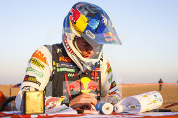 2022-01-05 - Walkner Matthias (aut), Red Bull KTM Factory Racing, KTM 450 Rally Factory Replica, Moto, W2RC, portrait at the start, DSS during the Stage 4 of the Dakar Rally 2022 between Al Qaysumah and Riyadh, on January 5th 2022 in Riyadh, Saudi Arabia - STAGE 4 OF THE DAKAR RALLY 2022 BETWEEN AL QAYSUMAH AND RIYADH - RALLY - MOTORS