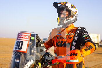 2022-01-05 - Petrucci Danilo (ita), Tech 3 KTM Factory Racing, KTM 450 Rally Factory Replica, Moto, W2RC, portrait at the start, DSS during the Stage 4 of the Dakar Rally 2022 between Al Qaysumah and Riyadh, on January 5th 2022 in Riyadh, Saudi Arabia - STAGE 4 OF THE DAKAR RALLY 2022 BETWEEN AL QAYSUMAH AND RIYADH - RALLY - MOTORS
