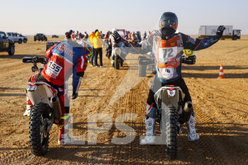 2022-01-05 - Gendron Philippe (fra), Nomade Racing, KTM 450 Rally Replica, Moto, Debeljuh Taruselli Joaquin (arg), Xraids Experience, KTM 450 Rally Replica, Moto, Motul, portrait at the start, DSS during the Stage 4 of the Dakar Rally 2022 between Al Qaysumah and Riyadh, on January 5th 2022 in Riyadh, Saudi Arabia - STAGE 4 OF THE DAKAR RALLY 2022 BETWEEN AL QAYSUMAH AND RIYADH - RALLY - MOTORS
