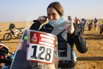 2022-01-05 - Gomez Sandra (spa), Xraids Clinicas Cres, Husqvarna Rally Replica 450, Moto, Motul, portrait at the start, DSS during the Stage 4 of the Dakar Rally 2022 between Al Qaysumah and Riyadh, on January 5th 2022 in Riyadh, Saudi Arabia - STAGE 4 OF THE DAKAR RALLY 2022 BETWEEN AL QAYSUMAH AND RIYADH - RALLY - MOTORS