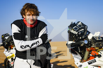 2022-01-05 - Winkler Andrea Giuseppe Fili (ita), KTM Motoclub Yashica, KTM 450 Rally Factory Replica, Moto, portrait at the start, DSS during the Stage 4 of the Dakar Rally 2022 between Al Qaysumah and Riyadh, on January 5th 2022 in Riyadh, Saudi Arabia - STAGE 4 OF THE DAKAR RALLY 2022 BETWEEN AL QAYSUMAH AND RIYADH - RALLY - MOTORS