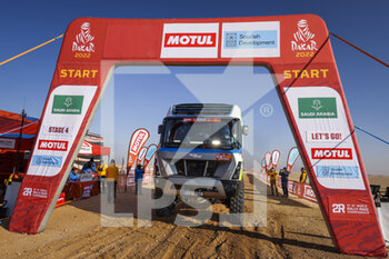 2022-01-05 - 00 Phillipe Jacquot, Rosquelane Aurélia, Furnschlief Lukas the Gaussin H2 Racing Truck, action at the start, DSS during the Stage 4 of the Dakar Rally 2022 between Al Qaysumah and Riyadh, on January 5th 2022 in Riyadh, Saudi Arabia - STAGE 4 OF THE DAKAR RALLY 2022 BETWEEN AL QAYSUMAH AND RIYADH - RALLY - MOTORS