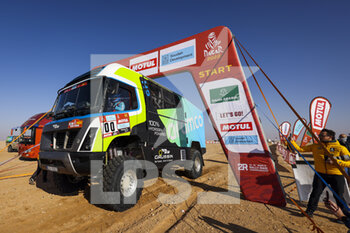 2022-01-05 - 00 Phillipe Jacquot, Rosquelane Aurélia, Furnschlief Lukas the Gaussin H2 Racing Truck, action at the start, DSS during the Stage 4 of the Dakar Rally 2022 between Al Qaysumah and Riyadh, on January 5th 2022 in Riyadh, Saudi Arabia - STAGE 4 OF THE DAKAR RALLY 2022 BETWEEN AL QAYSUMAH AND RIYADH - RALLY - MOTORS