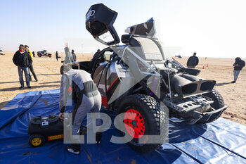 2022-01-05 - 200 Peterhansel Stéphane (fra), Boulanger Edouard (fra), Team Audi Sport, Audi RS Q e-tron, Auto FIA T1/T2, refuelling at the start, DSS during the Stage 4 of the Dakar Rally 2022 between Al Qaysumah and Riyadh, on January 5th 2022 in Riyadh, Saudi Arabia - STAGE 4 OF THE DAKAR RALLY 2022 BETWEEN AL QAYSUMAH AND RIYADH - RALLY - MOTORS