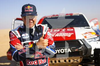 2022-01-05 - De Villiers Giniel (zaf), Toyota Gazoo Racing, Toyota GR DKR Hilux T1+, Auto FIA T1/T2, portrait at the start, DSS during the Stage 4 of the Dakar Rally 2022 between Al Qaysumah and Riyadh, on January 5th 2022 in Riyadh, Saudi Arabia - STAGE 4 OF THE DAKAR RALLY 2022 BETWEEN AL QAYSUMAH AND RIYADH - RALLY - MOTORS