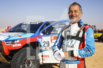 2022-01-05 - Chabot Ronan (fra), Overdrive Toyota, Toyota Hilux Overdrive, Auto FIA T1/T2, W2RC, portrait at the start, DSS during the Stage 4 of the Dakar Rally 2022 between Al Qaysumah and Riyadh, on January 5th 2022 in Riyadh, Saudi Arabia - STAGE 4 OF THE DAKAR RALLY 2022 BETWEEN AL QAYSUMAH AND RIYADH - RALLY - MOTORS