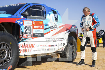 2022-01-05 - Pillot Gilles (fra), Overdrive Toyota, Toyota Hilux Overdrive, Auto FIA T1/T2, W2RC, portrait at the start, DSS during the Stage 4 of the Dakar Rally 2022 between Al Qaysumah and Riyadh, on January 5th 2022 in Riyadh, Saudi Arabia - STAGE 4 OF THE DAKAR RALLY 2022 BETWEEN AL QAYSUMAH AND RIYADH - RALLY - MOTORS