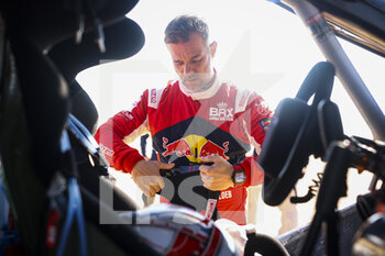 2022-01-05 - Loeb Sébastien (fra), Bahrain Raid Xtreme, BRX Prodrive Hunter T1+, Auto FIA T1/T2, portrait at the start, DSS during the Stage 4 of the Dakar Rally 2022 between Al Qaysumah and Riyadh, on January 5th 2022 in Riyadh, Saudi Arabia - STAGE 4 OF THE DAKAR RALLY 2022 BETWEEN AL QAYSUMAH AND RIYADH - RALLY - MOTORS