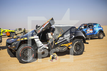 2022-01-05 - Al Qassimi Sheikh Khalid (are), PH Sport, Abu Dhabi Racing, Peugeot 3008 DKR, Auto FIA T1/T2, portrait at the start, DSS during the Stage 4 of the Dakar Rally 2022 between Al Qaysumah and Riyadh, on January 5th 2022 in Riyadh, Saudi Arabia - STAGE 4 OF THE DAKAR RALLY 2022 BETWEEN AL QAYSUMAH AND RIYADH - RALLY - MOTORS