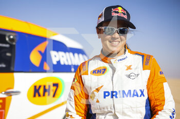 2022-01-05 - Sanz Laia (spa), X-Raid Mini John Cooper Works Rally, Mini All4 Racing, Auto FIA T1/T2, portrait at the start, DSS during the Stage 4 of the Dakar Rally 2022 between Al Qaysumah and Riyadh, on January 5th 2022 in Riyadh, Saudi Arabia - STAGE 4 OF THE DAKAR RALLY 2022 BETWEEN AL QAYSUMAH AND RIYADH - RALLY - MOTORS