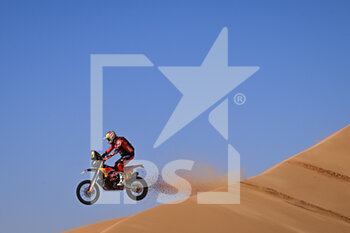 2022-01-05 - 18 Price Toby (aus), Red Bull KTM Factory Racing, KTM 450 Rally Factory Replica, Moto, W2RC, action during the Stage 4 of the Dakar Rally 2022 between Al Qaysumah and Riyadh, on January 5th 2022 in Riyadh, Saudi Arabia - STAGE 4 OF THE DAKAR RALLY 2022 BETWEEN AL QAYSUMAH AND RIYADH - RALLY - MOTORS