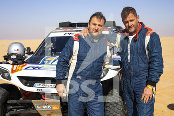 2022-01-05 - 316 Costes Lionel (fra), Tressens Christophe (fra), PH Sport Dans les pas de Léa, PH Sport Zephyr, T4 FIA SSV, W2RC at the start, DSS during the Stage 4 of the Dakar Rally 2022 between Al Qaysumah and Riyadh, on January 5th 2022 in Riyadh, Saudi Arabia - STAGE 4 OF THE DAKAR RALLY 2022 BETWEEN AL QAYSUMAH AND RIYADH - RALLY - MOTORS