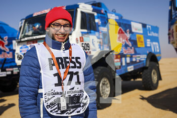 2022-01-05 - Casaurang-Vergez Medhi, Autohebdo Journalist at the start, DSS during the Stage 4 of the Dakar Rally 2022 between Al Qaysumah and Riyadh, on January 5th 2022 in Riyadh, Saudi Arabia - STAGE 4 OF THE DAKAR RALLY 2022 BETWEEN AL QAYSUMAH AND RIYADH - RALLY - MOTORS