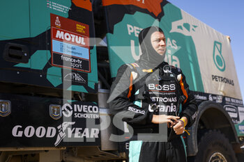 2022-01-05 - Van Kasteren Janus (nld), Petronas Team de Rooy Iveco, Iveco Powerstar, T5 FIA Camion, portrait at the start, DSS during the Stage 4 of the Dakar Rally 2022 between Al Qaysumah and Riyadh, on January 5th 2022 in Riyadh, Saudi Arabia - STAGE 4 OF THE DAKAR RALLY 2022 BETWEEN AL QAYSUMAH AND RIYADH - RALLY - MOTORS