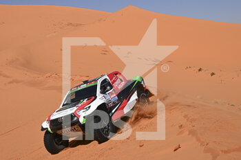 2022-01-05 - 205 Al Rajhi Yazeed (sau), Orr Michael (gbr), Overdrive Toyota, Toyota Hilux Overdrive, Auto FIA T1/T2, W2RC, action during the Stage 4 of the Dakar Rally 2022 between Al Qaysumah and Riyadh, on January 5th 2022 in Riyadh, Saudi Arabia - STAGE 4 OF THE DAKAR RALLY 2022 BETWEEN AL QAYSUMAH AND RIYADH - RALLY - MOTORS