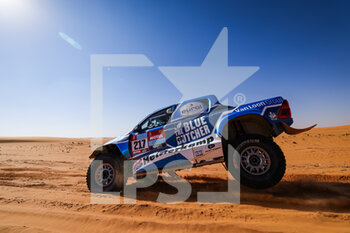 2022-01-05 - 217 Ten Brinke Bernhard (nld), Delaunay Sébastien (fra), Overdrive Toyota, Toyota Hilux Overdrive, Auto FIA T1/T2, W2RC, action during the Stage 4 of the Dakar Rally 2022 between Al Qaysumah and Riyadh, on January 5th 2022 in Riyadh, Saudi Arabia - STAGE 4 OF THE DAKAR RALLY 2022 BETWEEN AL QAYSUMAH AND RIYADH - RALLY - MOTORS