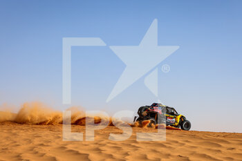 2022-01-05 - 401 Jones Austin (usa), Gugelmin Gustavo (bra), Can-Am Factory South Racing, Can-Am XRS, T4 FIA SSV, W2RC, Motul, action during the Stage 4 of the Dakar Rally 2022 between Al Qaysumah and Riyadh, on January 5th 2022 in Riyadh, Saudi Arabia - STAGE 4 OF THE DAKAR RALLY 2022 BETWEEN AL QAYSUMAH AND RIYADH - RALLY - MOTORS