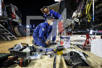 2022-01-06 - Hino Mechanic during the Stage 5 of the Dakar Rally 2022 around Riyadh, on January 6th 2022 in Riyadh, Saudi Arabia - STAGE 5 OF THE DAKAR RALLY 2022 - RALLY - MOTORS
