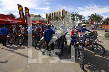 2022-01-07 - All the bikes returning to the bivouac after the neutralisation, 24 Chapelière Camille (fra), Team Baines Rally, KTM 450 Rally Replica, Moto, W2RC, 42 Van Beveren Adrien (fra), Monster Energy Yamaha Rally Team, Yamaha WR450F, Moto, 04 Sanders Daniel (aus), GasGas Factory Racing, KTM 450 Rally Factory Replica, Moto, W2RC, action during the Stage 6 of the Dakar Rally 2022 around Riyadh, on January 7th 2022 in Riyadh, Saudi Arabia - STAGE 6 OF THE DAKAR RALLY 2022 AROUND RIYADH - RALLY - MOTORS