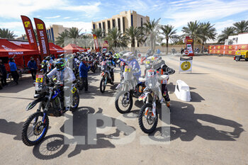 2022-01-07 - All the bikes returning to the bivouac after the neutralisation 42 Van Beveren Adrien (fra), Monster Energy Yamaha Rally Team, Yamaha WR450F, Moto, 70 Jaffar Mohammed (kwt), Duust Rally Team, KTM 450 Rally Replica, Moto, W2RC, action during the Stage 6 of the Dakar Rally 2022 around Riyadh, on January 7th 2022 in Riyadh, Saudi Arabia - STAGE 6 OF THE DAKAR RALLY 2022 AROUND RIYADH - RALLY - MOTORS