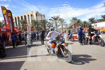 2022-01-07 - All the bikes returning to the bivouac after the neutralisation 39 Melot Benjamin (fra), Team Esprit KTM, KTM 450 Rally Replica, Moto, W2RC, Original by Motul, action during the Stage 6 of the Dakar Rally 2022 around Riyadh, on January 7th 2022 in Riyadh, Saudi Arabia - STAGE 6 OF THE DAKAR RALLY 2022 AROUND RIYADH - RALLY - MOTORS