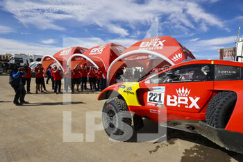 2022-01-07 - Terranova Orlando (arg), Bahrain Raid Xtreme, BRX Prodrive Hunter T1+, Auto FIA T1/T2, celebrates his first stage win with BRX during the Stage 6 of the Dakar Rally 2022 around Riyadh, on January 7th 2022 in Riyadh, Saudi Arabia - STAGE 6 OF THE DAKAR RALLY 2022 AROUND RIYADH - RALLY - MOTORS