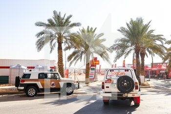 2022-01-08 - The police and safety procedures put in place around the bivouac and rally following the suspicions of bombing against the rally during the Rest Day of the Dakar Rally 2022 on January 8th 2022 in Riyadh, Saudi Arabia - REST DAY OF THE DAKAR RALLY 2022 - RALLY - MOTORS
