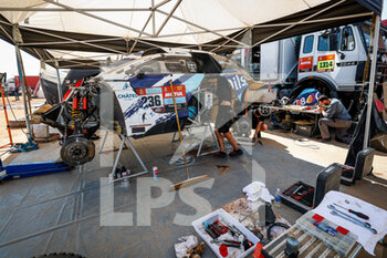 2022-01-08 - 236 Baud Lionel (fra), Garcin Jean-Pierre (fra), Peugeot 3008 DKR, PH Sport Auto FIA T1/T2, W2RC, bivouac atmosphere during the Rest Day of the Dakar Rally 2022 on January 8th 2022 in Riyadh, Saudi Arabia - REST DAY OF THE DAKAR RALLY 2022 - RALLY - MOTORS