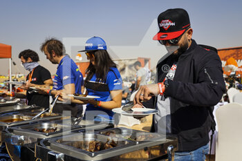 2022-01-08 - Motul Superfan, Ambiance, Barbecue Motul during the Rest Day of the Dakar Rally 2022 on January 8th 2022 in Riyadh, Saudi Arabia - REST DAY OF THE DAKAR RALLY 2022 - RALLY - MOTORS