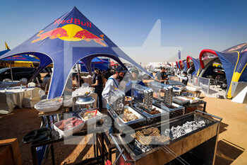 2022-01-08 - Red Bull barbecue atmosphere during the Rest Day of the Dakar Rally 2022 on January 8th 2022 in Riyadh, Saudi Arabia - REST DAY OF THE DAKAR RALLY 2022 - RALLY - MOTORS