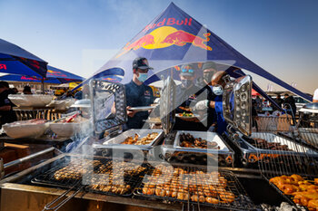 2022-01-08 - Red Bull barbecue atmosphere during the Rest Day of the Dakar Rally 2022 on January 8th 2022 in Riyadh, Saudi Arabia - REST DAY OF THE DAKAR RALLY 2022 - RALLY - MOTORS