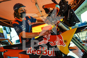 2022-01-08 - KTM Factory team mechanic, mecanicien during the Rest Day of the Dakar Rally 2022 on January 8th 2022 in Riyadh, Saudi Arabia - REST DAY OF THE DAKAR RALLY 2022 - RALLY - MOTORS