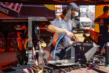 2022-01-08 - KTM Factory team mechanic, mecanicien during the Rest Day of the Dakar Rally 2022 on January 8th 2022 in Riyadh, Saudi Arabia - REST DAY OF THE DAKAR RALLY 2022 - RALLY - MOTORS