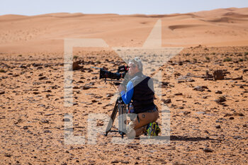 2022-01-09 - ASO Cameraman during the Stage 7 of the Dakar Rally 2022 between Riyadh and Al Dawadimi, on January 9th 2022 in Al Dawadimi, Saudi Arabia - STAGE 7 OF THE DAKAR RALLY 2022 BETWEEN RIYADH AND AL DAWADIMI - RALLY - MOTORS