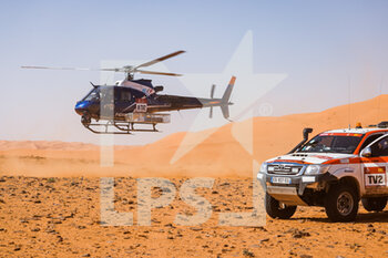 2022-01-09 - HTV2 TV Helicopter during the Stage 7 of the Dakar Rally 2022 between Riyadh and Al Dawadimi, on January 9th 2022 in Al Dawadimi, Saudi Arabia - STAGE 7 OF THE DAKAR RALLY 2022 BETWEEN RIYADH AND AL DAWADIMI - RALLY - MOTORS