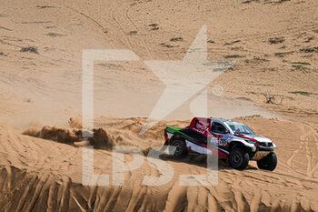 2022-01-08 - 205 Al Rajhi Yazeed (sau), Orr Michael (gbr), Overdrive Toyota, Toyota Hilux Overdrive, Auto FIA T1/T2, W2RC, action during the Stage 7 of the Dakar Rally 2022 between Riyadh and Al Dawadimi, on January 9th 2022 in Al Dawadimi, Saudi Arabia - STAGE 7 OF THE DAKAR RALLY 2022 BETWEEN RIYADH AND AL DAWADIMI - RALLY - MOTORS