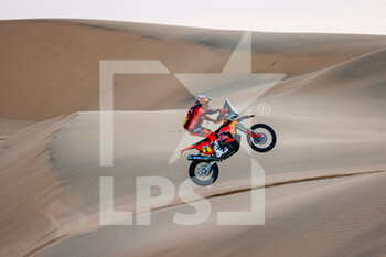 2022-01-10 - 01 Benavides Kevin (arg), Red Bull KTM Factory Racing, KTM 450 Rally Factory Replica, Moto, W2RC, action during the Stage 8 of the Dakar Rally 2022 between Al Dawadimi and Wadi Ad Dawasir, on January 10th 2022 in Wadi Ad Dawasir, Saudi Arabia - STAGE 8 OF THE DAKAR RALLY 2022 BETWEEN AL DAWADIMI AND WADI AD DAWASIR - RALLY - MOTORS