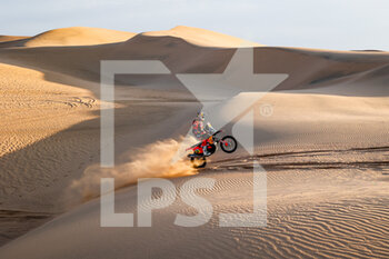 2022-01-10 - 18 Price Toby (aus), Red Bull KTM Factory Racing, KTM 450 Rally Factory Replica, Moto, W2RC, action during the Stage 8 of the Dakar Rally 2022 between Al Dawadimi and Wadi Ad Dawasir, on January 10th 2022 in Wadi Ad Dawasir, Saudi Arabia - STAGE 8 OF THE DAKAR RALLY 2022 BETWEEN AL DAWADIMI AND WADI AD DAWASIR - RALLY - MOTORS