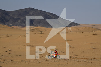 2022-01-10 - 18 Price Toby (aus), Red Bull KTM Factory Racing, KTM 450 Rally Factory Replica, Moto, W2RC, action during the Stage 8 of the Dakar Rally 2022 between Al Dawadimi and Wadi Ad Dawasir, on January 10th 2022 in Wadi Ad Dawasir, Saudi Arabia - STAGE 8 OF THE DAKAR RALLY 2022 BETWEEN AL DAWADIMI AND WADI AD DAWASIR - RALLY - MOTORS