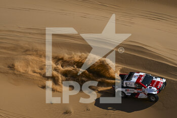 2022-01-10 - 207 De Villiers Giniel (zaf), Murphy Dennis (zaf), Toyota Gazoo Racing, Toyota GR DKR Hilux T1+, Auto FIA T1/T2, action during the Stage 8 of the Dakar Rally 2022 between Al Dawadimi and Wadi Ad Dawasir, on January 10th 2022 in Wadi Ad Dawasir, Saudi Arabia - STAGE 8 OF THE DAKAR RALLY 2022 BETWEEN AL DAWADIMI AND WADI AD DAWASIR - RALLY - MOTORS