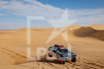 2022-01-11 - 200 Peterhansel Stéphane (fra), Boulanger Edouard (fra), Team Audi Sport, Audi RS Q e-tron, Auto FIA T1/T2, action during the Stage 8 of the Dakar Rally 2022 between Al Dawadimi and Wadi Ad Dawasir, on January 10th 2022 in Wadi Ad Dawasir, Saudi Arabia - STAGE 8 OF THE DAKAR RALLY 2022 BETWEEN AL DAWADIMI AND WADI AD DAWASIR - RALLY - MOTORS