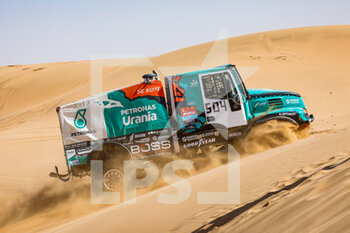 2022-01-11 - 504 Van Kasteren Janus (nld), Snijders Marcel (nld), Rodewald Darek (pol), Petronas Team de Rooy Iveco, Iveco Powerstar, T5 FIA Camion, action during the Stage 8 of the Dakar Rally 2022 between Al Dawadimi and Wadi Ad Dawasir, on January 10th 2022 in Wadi Ad Dawasir, Saudi Arabia - STAGE 8 OF THE DAKAR RALLY 2022 BETWEEN AL DAWADIMI AND WADI AD DAWASIR - RALLY - MOTORS