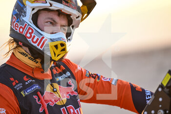2022-01-11 - 18 Price Toby (aus), Red Bull KTM Factory Racing, KTM 450 Rally Factory Replica, Moto, W2RC, action during the Stage 8 of the Dakar Rally 2022 between Al Dawadimi and Wadi Ad Dawasir, on January 10th 2022 in Wadi Ad Dawasir, Saudi Arabia - STAGE 8 OF THE DAKAR RALLY 2022 BETWEEN AL DAWADIMI AND WADI AD DAWASIR - RALLY - MOTORS