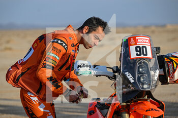 2022-01-11 - 90 Petrucci Danilo (ita), Tech 3 KTM Factory Racing, KTM 450 Rally Factory Replica, Moto, W2RC, action during the Stage 8 of the Dakar Rally 2022 between Al Dawadimi and Wadi Ad Dawasir, on January 10th 2022 in Wadi Ad Dawasir, Saudi Arabia - STAGE 8 OF THE DAKAR RALLY 2022 BETWEEN AL DAWADIMI AND WADI AD DAWASIR - RALLY - MOTORS