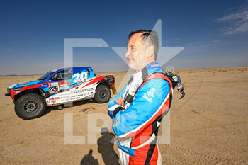 2022-01-11 - 229 Chabot Ronan (fra), Pillot Gilles (fra), Overdrive Toyota, Toyota Hilux Overdrive, Auto FIA T1/T2, portrait during the Stage 8 of the Dakar Rally 2022 between Al Dawadimi and Wadi Ad Dawasir, on January 10th 2022 in Wadi Ad Dawasir, Saudi Arabia - STAGE 8 OF THE DAKAR RALLY 2022 BETWEEN AL DAWADIMI AND WADI AD DAWASIR - RALLY - MOTORS